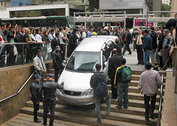Carro cai em escadaria na Av. Paulista