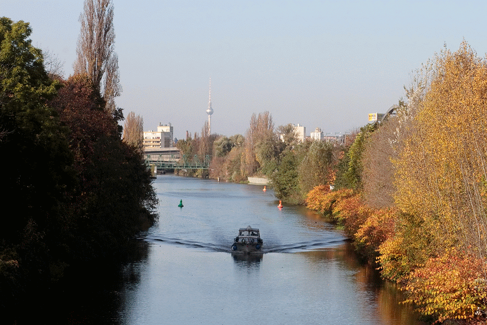 Um barco andando pelos canais de Berlin em novembro de 2014