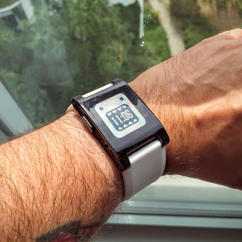 Depois de todos os anos de uso, já passei por umas três pulseiras oficiais do Pebble e, essa semana, resolvi mudar de estratégia. Dei uma pesquisada e me deparei com uma pulseira criada por Richard Tracy que vem com um visual mais largo do que a pulseira do Pebble e que pareceu ser muito mais durável e resistente. Depois de pensar por uns dias, acabei fazendo a compra e, ontem, a pulseira chegou aqui no meu trabalho.