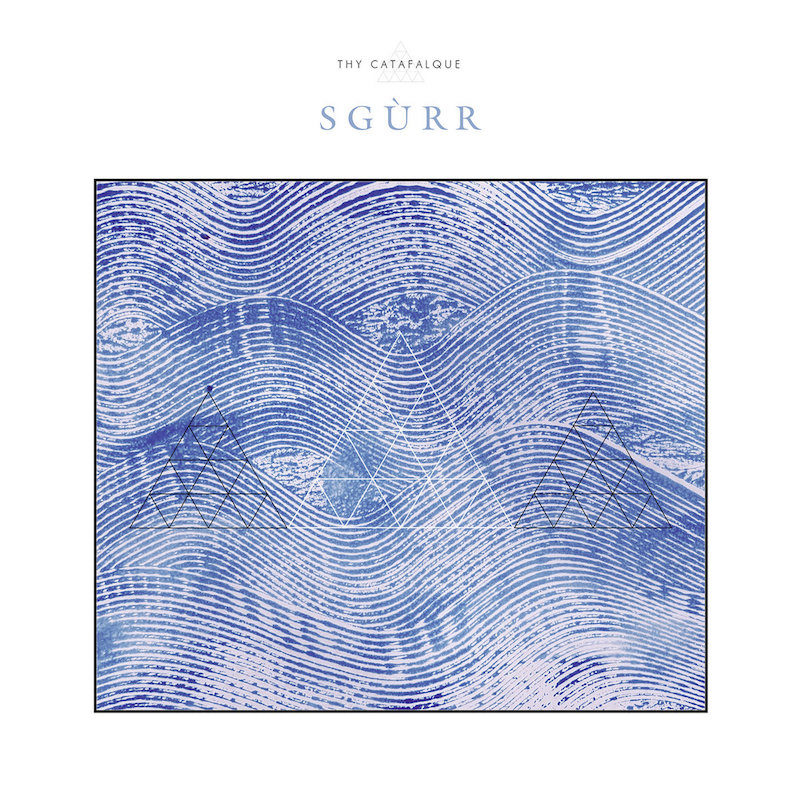 Sgùrr é o nome desse disco do Thy Catafalque que eu não consigo parar de escutar. Lançado em 2015, esse é um disco tão variado e estranho que eu não sei direito como descrevê-lo. O disco está tão fora dos gêneros musicais que eu poderia usar aqui que fica meio ridículo explicar o disco de uma vez e vou ter que ir de música a música. Não que isso seja um problema mas essa deve ser a única forma de falar de Sgùrr de um jeito que faça sentido.