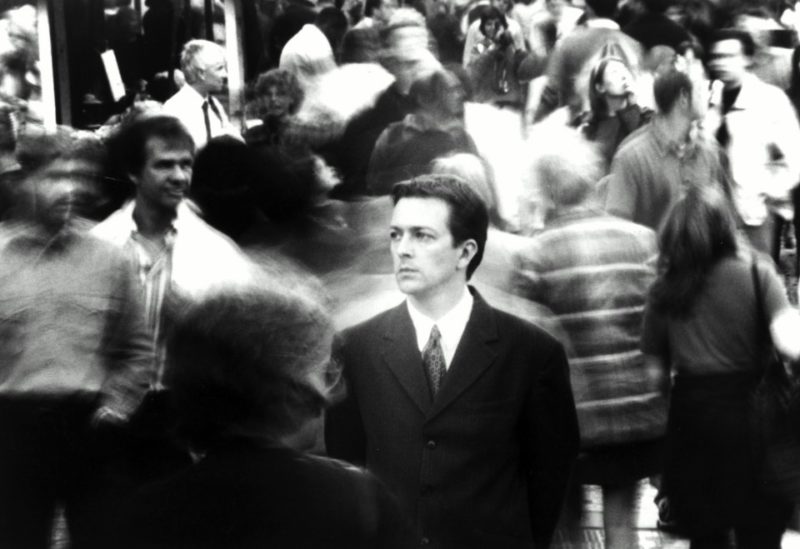 Following foi lançado no início de 1999 nos Estados Unidos e acabou chamando muita atenção dos críticos de cinema. Filmado com um orçamento minúsculo de cerca de seis mil dólares, em um curso de cinema, Following é em preto e branco e parece ter sido filmado com um grupo de amigos de Christopher Nolan. Não que esses amigos sejam atores de qualidade duvidosa, o que não são. Mas, acredito que todos tiveram Following como primeira, ou uma das primeiras, experiências dramáticas.