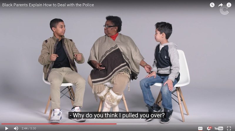 É meio complicado explicar o vídeo que você pode ver logo abaixo. É só apertar o play e você vai entender o quão grande é o problema que as comunidades negras americanas tem com a polícia.