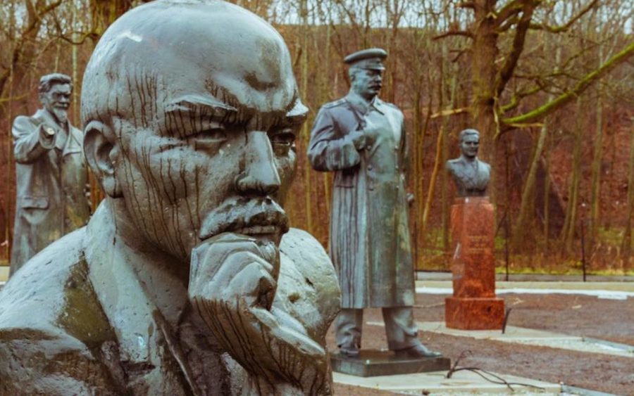 http://fotostrasse.com/soviet-statue-graveyard-tallin/#.WJugLBIrKV4