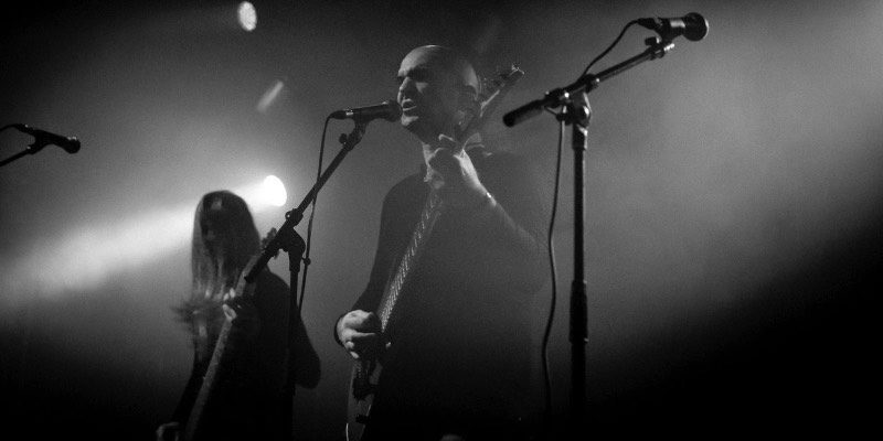 Quando conheci o Ruins of Beverast, o som da banda era uma mistura de funeral doom com black metal e eu lembro de achar tudo aquilo fenomenal. Mas os anos foram passando e eu fui deixando de lado a banda. Banda essa que foi criada lá em Aachen, aqui na Alemanha, pelo ex-baterista do Nagelfar: Alexander von Meilenwald. De acordo com ele, nos últimos anos, o Ruins of Beverast estava tocando um estilo de black metal muito tradicional e de uma forma quase psicótica. Como essa é uma banda de um homem só, o que passa na cabeça de Alexander von Meilenwald acaba refletindo muito no estilo musical da banda. E, segundo o músico, esse disco é imensamente pessoal e foi considerado por ele como uma forma de exorcismo terapêutico. Por isso mesmo que Exuvia acaba sendo um pouco diferente do que veio antes. Quase que uma evolução do passado musical da banda mas de um jeito especial.