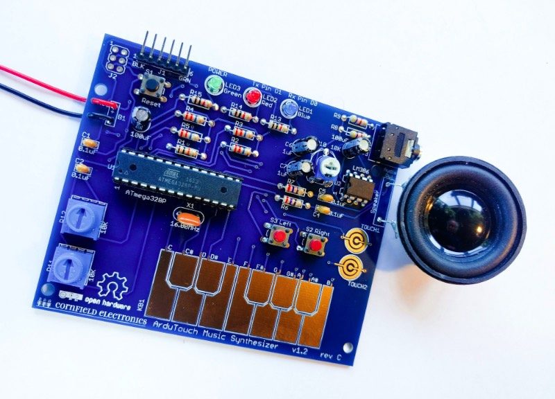 Nunca publiquei nada aqui mas tem alguns anos que ando explorando um mundo de sintetizadores. Tudo por culpa do meu interesse por drone, ambiente e umas músicas experimentais estranhas. Foi pesquisando sobre esse assunto que me deparei com o ArduTouch que não é nada mais do que um kit de aprendizado que usa de um Arduino como base para um sintetizador programável.