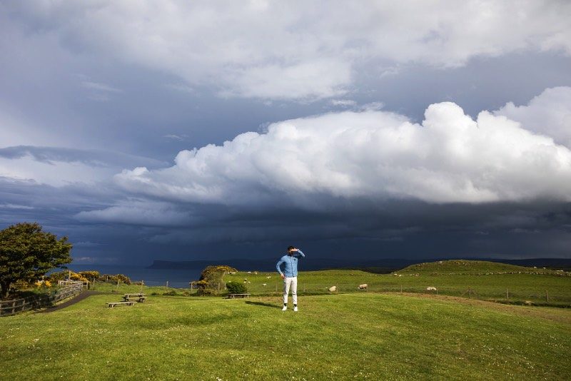 Oliver Jeffers nasceu na Irlanda do Norte e cresceu numa Belfast ainda em crise. Essa foi o cenário da sua infância. Em casa, sua mãe sempre passava os dias de cama devido a uma doença incurável que acabou levando sua vida quando ele ainda era novo. Foi no quarto onde ela viveu e morreu que ele fez o que viria ser seu primeiro livro de figuras. E funcionou bem já que, depois de alguns anos de trabalho, ele já criou mais de uma dezena desses.