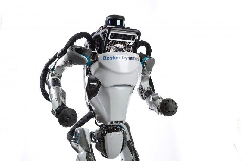 Atlas é o nome do robô da Boston Dynamics que dá um mortal para trás - Tenho um fascínio fora do comum com o trabalho de robótica do pessoal da Boston Dynamics. Mas não lembro de ver nada deles desde a época em que a Alphabet, o holding que controla o Google, vendeu a empresa para o Softbank. Isso foi em Junho de 2017 e muitas coisas podem ter acontecido desde então. E, baseado no vídeo deles que acabei de encontrar no Youtube, muitas coisas aconteceram.