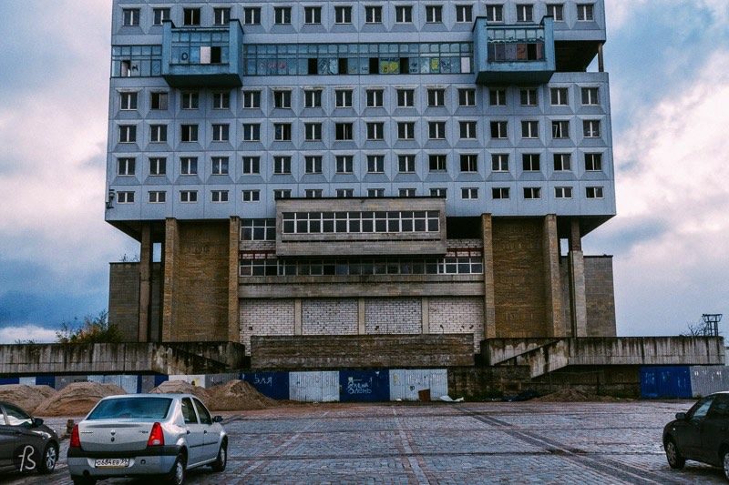 House of Soviets é um enorme prédio de arquitetura brutalise que pode ser encontrado no meio de Kaliningrado, na Rússia. Não existe nada maior do que essa construção por lá e pode ser visto de todos os lugares da cidade, o que é visto por muitos russos como sendo uma mancha suja no meio de Kaliningrado. Muitos dizem isso porque esse é um projeto arquitetônico fracassado que está abandonado. Mas muitos reclamam do visual estranho do local e algumas pessoas até dizem que o prédio parece com a cabeça de um robô que parece ter sido enterrado. É sério isso.