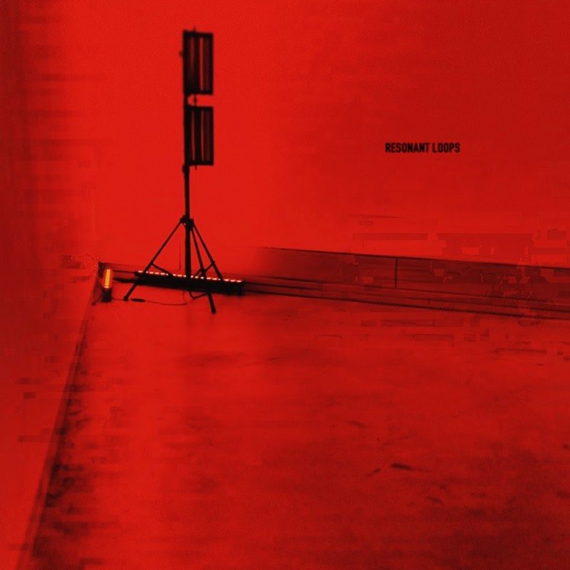 Saindo da exposição, resolvi disponibilizar a música que fiz e colocar tudo junto no meu perfil no Bandcamp. Resolvi chamar esse disco de Resonant Loops e acabei colocando o loop que enviei para o Museu Judaico, uma versão estendida desse loop que se repete sete vezes e a música original de onde eu tirei esse trecho. Usei uma das fotografias que fiz dentro da exposição como arte e pronto. Dessa forma, agora já tenho dois discos disponíveis no Bandcamp, algo completamente inesperado para mim.