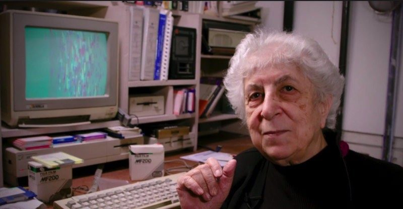 Samia Halaby é uma artista que resolveu usar de um Amiga para criar sua arte. E ela anda fazendo isso desde 1985, quando ela resolveu experimentar com arte digital e ela parece usar o mesmo computador até hoje como você pode ver no vídeo logo abaixo.