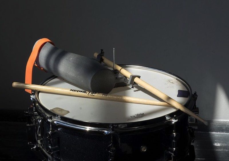 Paradiddle é o estranho nome que uma prótese para bateristas acabou recebendo. Feita utilizando de impressoras 3D, essa prótese open source foi feita para bateristas que sofreram amputações e é criação do designer chinês Dominic Siguang Ma.