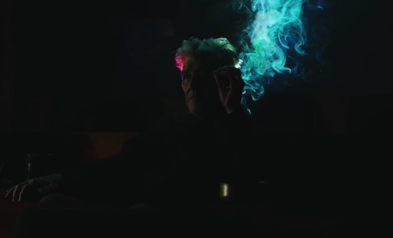Uma das coisas que eu mais gosto em David Lynch é a forma com a qual ele parece viver em um outro mundo. Um mundo completamente diferente daquele em que nós vivemos. E, mesmo depois de inúmeras entrevistas, documentários sobre seu processo criativo e até uma biografia, ele continua sendo um mistério para o mundo. Por isso mesmo que eu resolvi publicar esse vídeo apresentado por Stella McCartney.