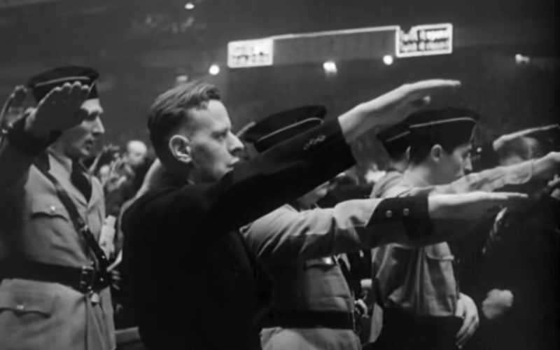 A Night at the Garden é um curta documentário que acaba causando uma certa revolta interna desde seus primeiros momentos. E essa sensação só vai piorando enquanto você vai vendo situações quase surreais se desenvolvendo na sua frente. O horror ainda piora quando chega no final e você realmente entende o que acabou de assistir.