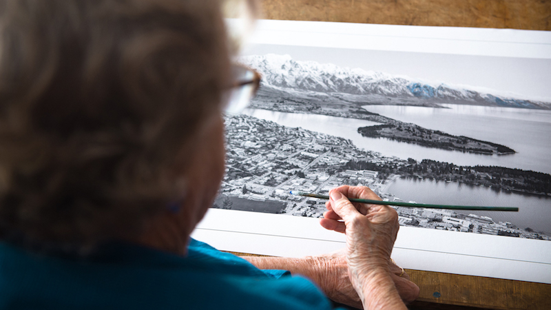 The Colourist é um documentário curta-metragem que mostra um pouco do trabalho de Grace Rawson. A neo zelandesa tem, hoje em dia, mais de 80 anos de idade e trabalhou colorindo fotografias em preto e branco nos anos cinquenta.