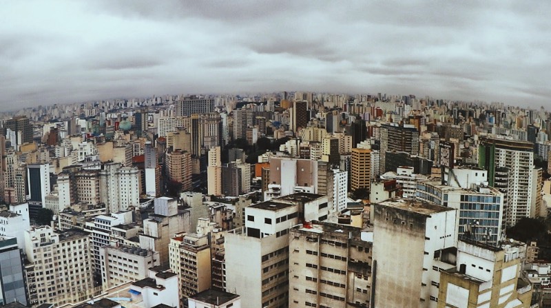 Passei duas semanas de férias entre São Paulo e Belo Horizonte agora em julho. Durante meus dias por São Paulo, acabei visitando alguns pontos turísticos da cidade que eu não conhecia direito. Um desses locais acabou sendo o Copan, onde fui no seu terraço observar a vista da cidade lá embaixo. Uma das fotos que tirei naquele dia acabou indo para o Instagram do Guardian Cities e eu achei isso tudo fenomenal.