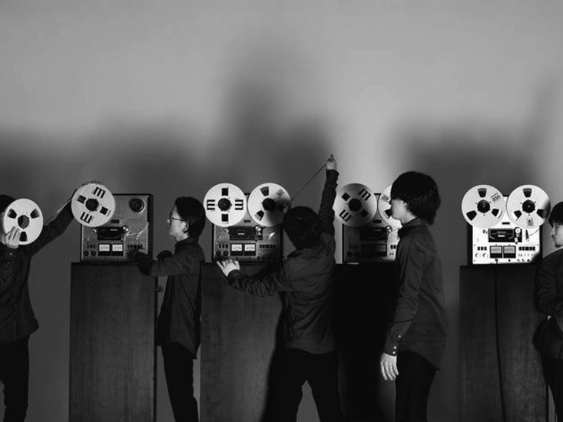 A banda japonesa conhecida como Open Reel Ensemble encontrou uma forma diferente e bem única para fazer músicas. Eles usam daquelas fitas de gravações profissionais como elementos de percussão e criam sons bem diferentes e criam músicas de um jeito que eu nunca esperava escutar.