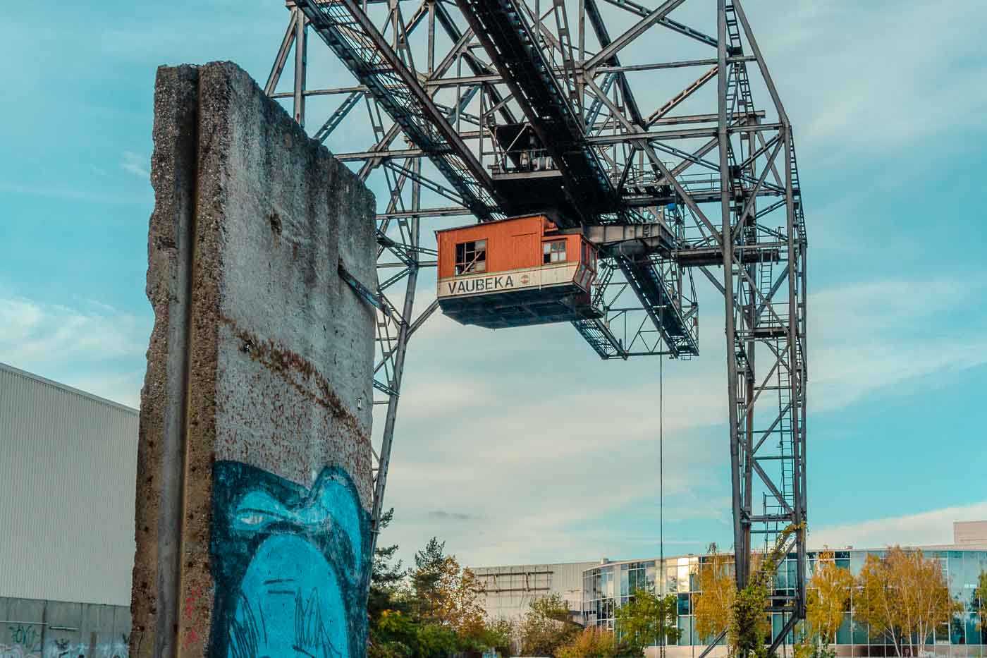 Na fronteira onde os bairros de Tempelhof e Neukölln se encontram em Berlim, você vai acabar encontrando uma colossal relíquia de ferro que se mantém de pé como uma lembrança do passado turbulento da cidade. Conhecido como Vaubeka Crane, essa gigantesca lembrança de um passado industrial simboliza a resiliência durante uma crise.
