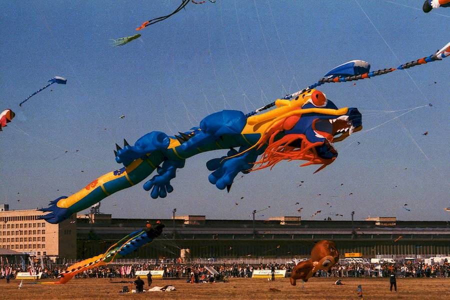 Essa oportunidade veio em agosto de 2024, quando fui para o Tempelhof fotografar o Festival de Pipas de Berlim com minha Canon F-1 e o rolo de Mitsubishi. E os resultados parecem ter sido muito melhores do que eu esperava, já que uma das minhas fotos acabou aparecendo na página de Explore do Flickr no início de março de 2025.