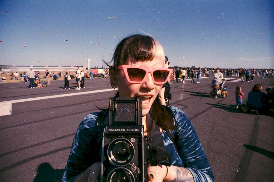 Essa oportunidade veio em agosto de 2024, quando fui para o Tempelhof fotografar o Festival de Pipas de Berlim com minha Canon F-1 e o rolo de Mitsubishi. E os resultados parecem ter sido muito melhores do que eu esperava, já que uma das minhas fotos acabou aparecendo na página de Explore do Flickr no início de março de 2025. 