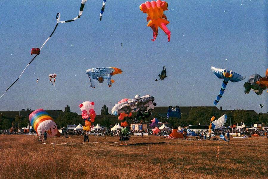 Essa oportunidade veio em agosto de 2024, quando fui para o Tempelhof fotografar o Festival de Pipas de Berlim com minha Canon F-1 e o rolo de Mitsubishi. E os resultados parecem ter sido muito melhores do que eu esperava, já que uma das minhas fotos acabou aparecendo na página de Explore do Flickr no início de março de 2025. 