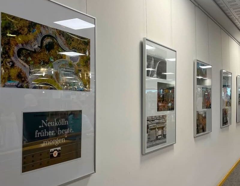 No início de 2025, um edital chamou minha atenção numa newsletter da Bürgerstiftung Neukölln. Como organização comunitária, eles buscavam fotografias que capturassem o passado, o presente e o futuro do bairro de Neukölln aqui em Berlim.