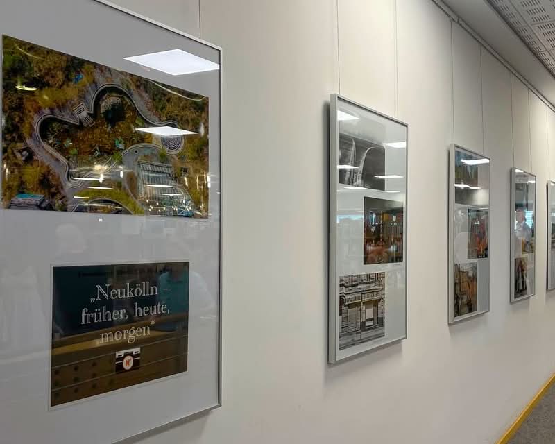 No início de 2025, um edital chamou minha atenção numa newsletter da Bürgerstiftung Neukölln. Como organização comunitária, eles buscavam fotografias que capturassem o passado, o presente e o futuro do bairro de Neukölln aqui em Berlim.