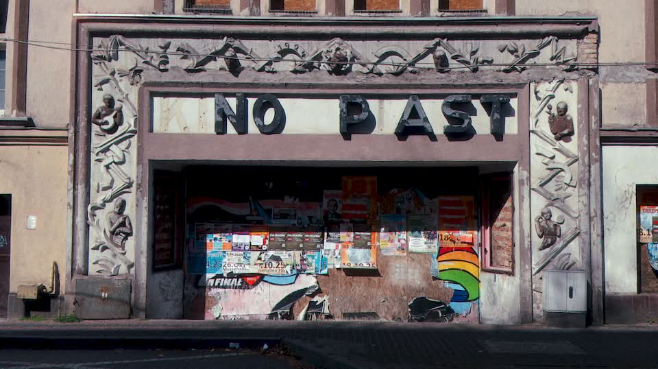Em Slubice, eu me deparei com um cinema que eu já havia fotografado anteriormente. Porém, dessa vez, o nome do cinema estava diferente e dizia NO PAST. Parei a bicicleta, tirei algumas fotos e continuei com a minha vida.